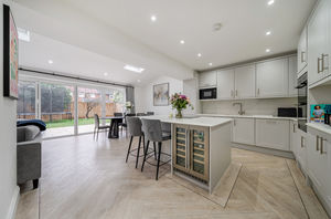 Kitchen diner angle 1- click for photo gallery